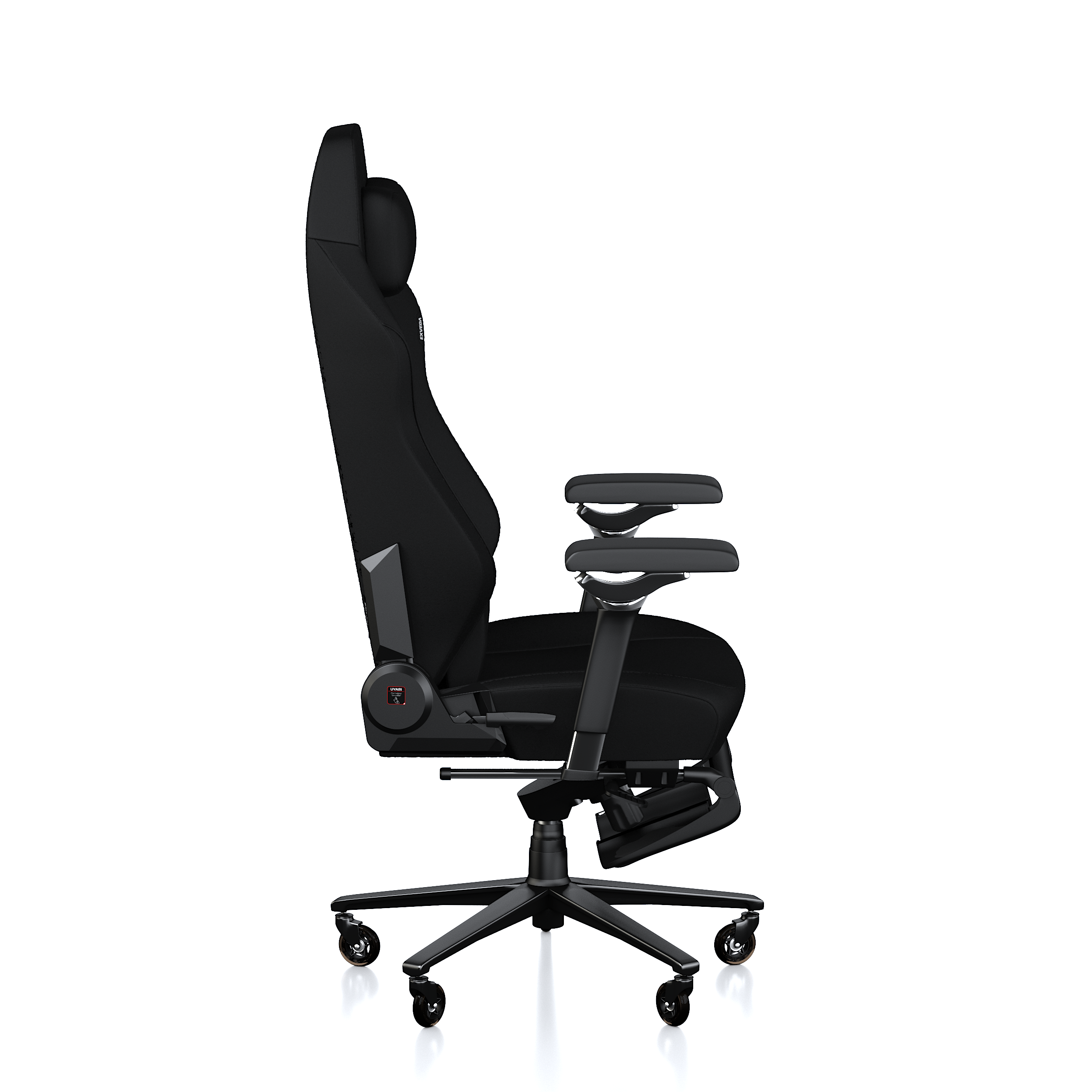 Beyaz arka planda yüksek sırtlı, ayarlanabilir kolçaklı ve tekerlekli siyah ergonomik oyuncu koltuğu.