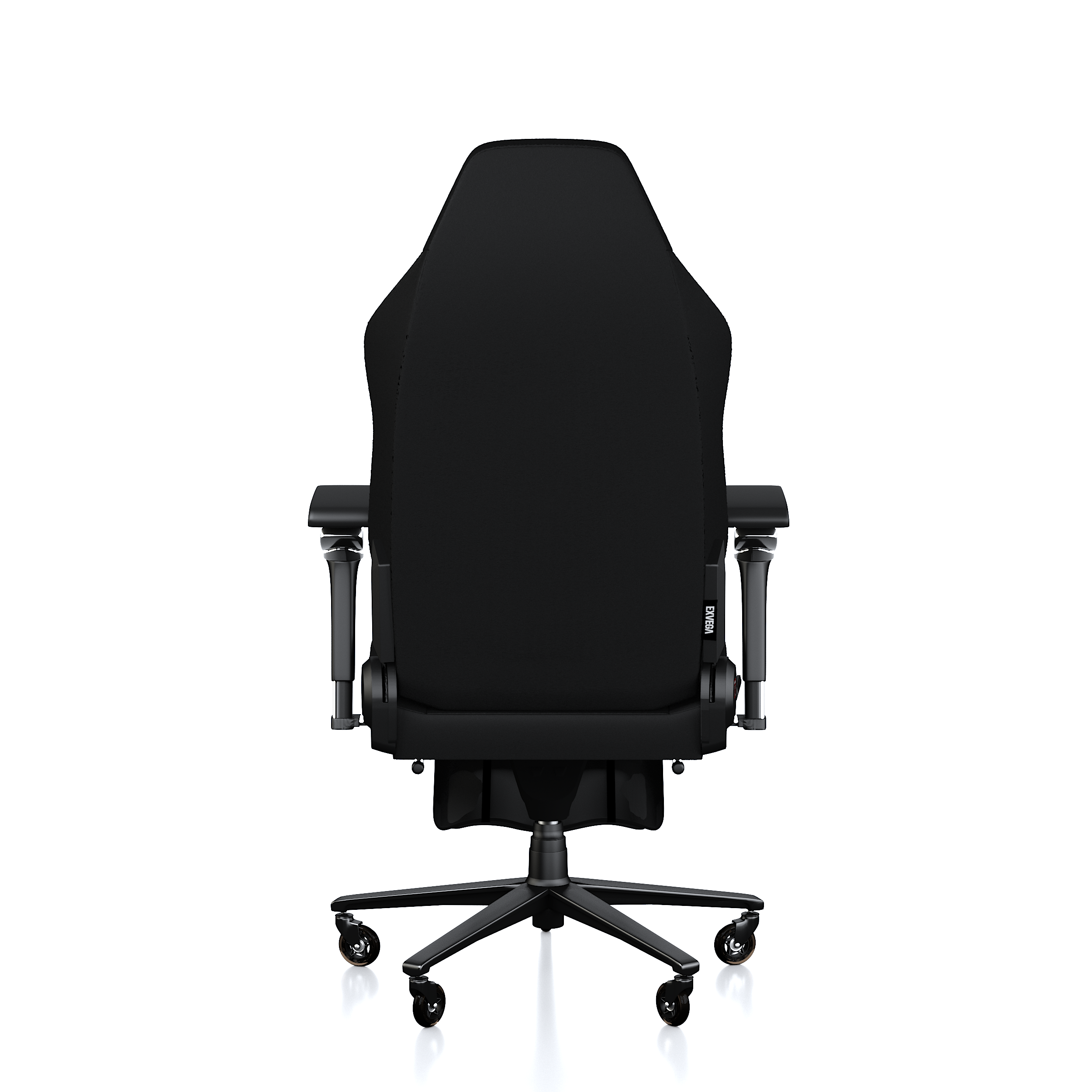 Beyaz arkaplanda tekerlekli, kolçaklı, ergonomik siyah oyuncu koltuğunun arka görünümü.