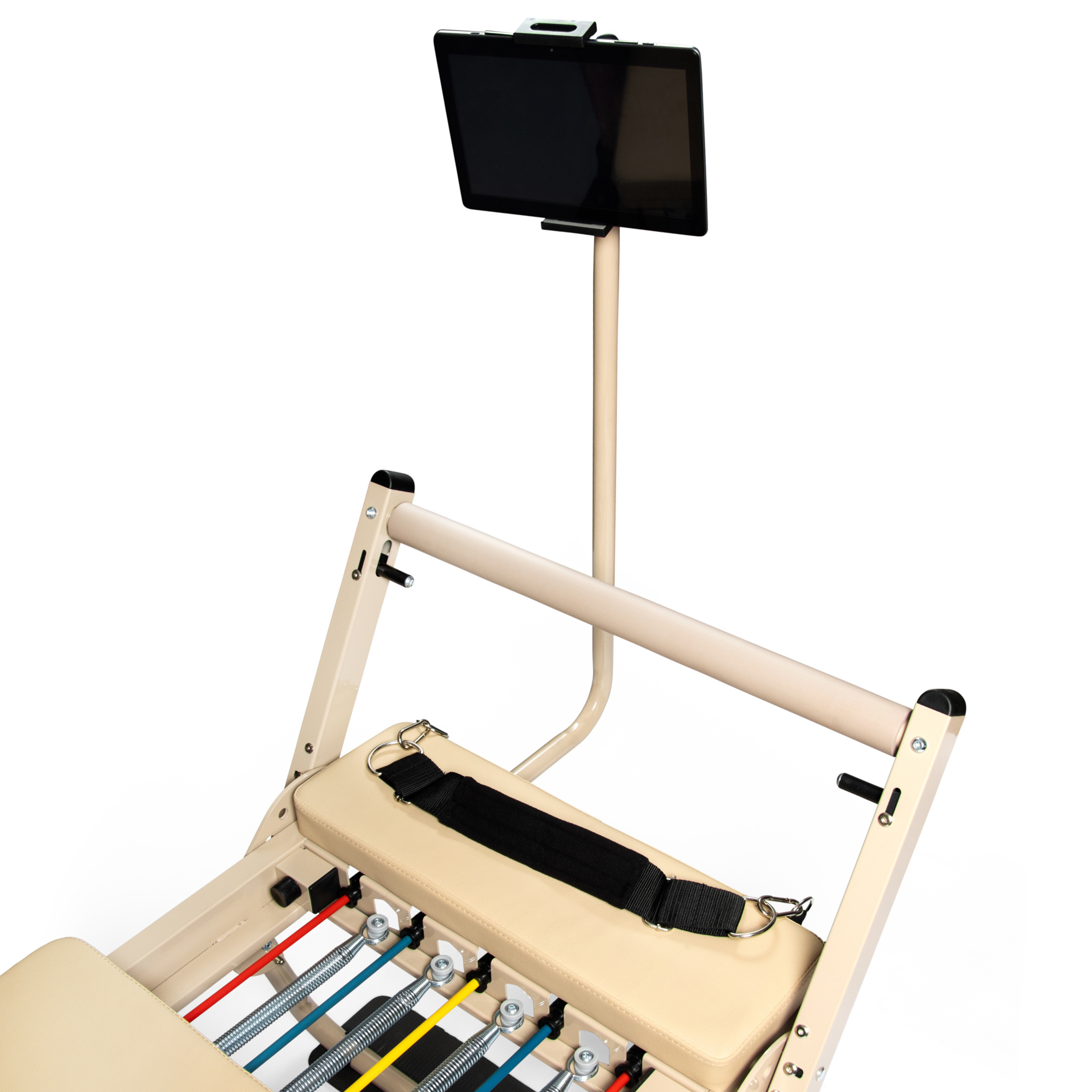 Un reformador de pilates beige con resortes de colores y soporte para tablet sobre fondo blanco.