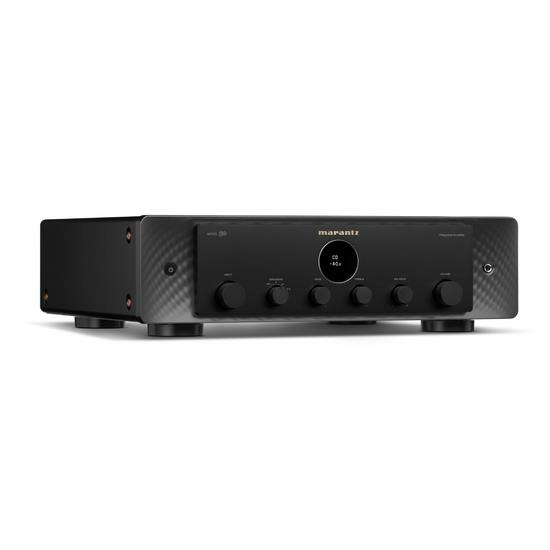 Beyaz arka planda merkezi dairesel ekranlı ve birkaç kontrol düğmeli siyah bir Marantz ses amplifikatörü.