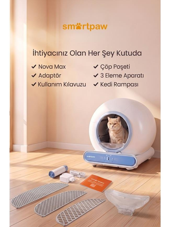 Smartpaw Nova Max reklamında ahşap zeminde aksesuarlarıyla birlikte beyaz akıllı kedi tuvaletinde oturan kedi var.