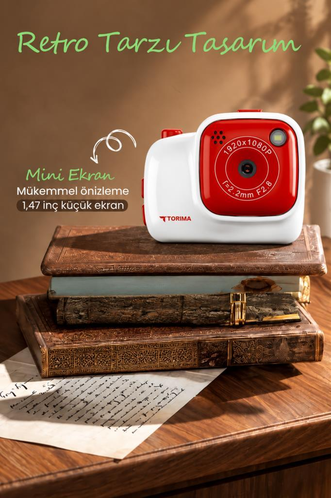 Ahşap masa üzerinde eski kitapların üstünde beyaz ve kırmızı renkli retro mini kamera, el yazısı belgeler.