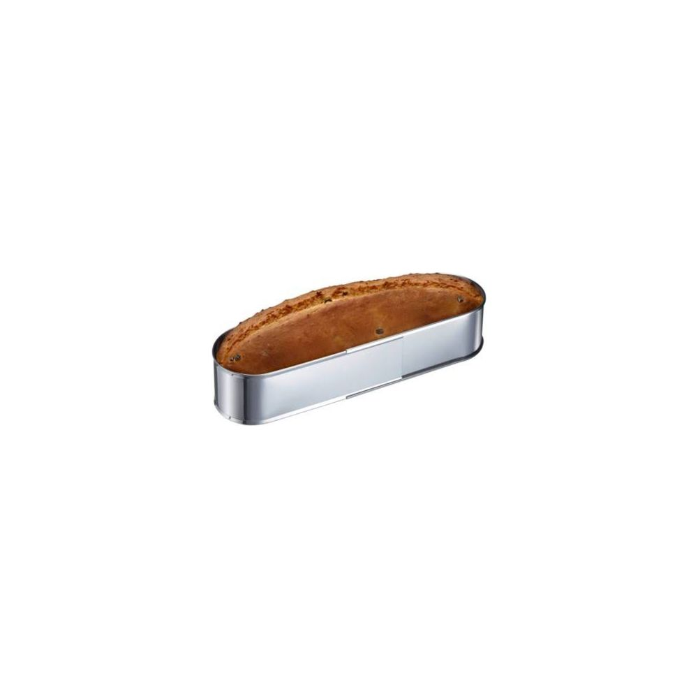 Frisch gebackener Kuchen in einer ovalen Metallform auf weißem Grund.