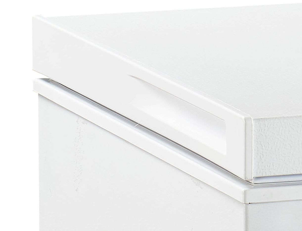 Primer plano de la esquina superior de un congelador horizontal blanco con tirador.