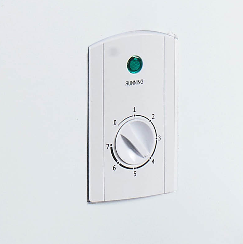 Un dial de temperatura blanco con números del 0 al 7 y una luz LED verde etiquetada como RUNNING.
