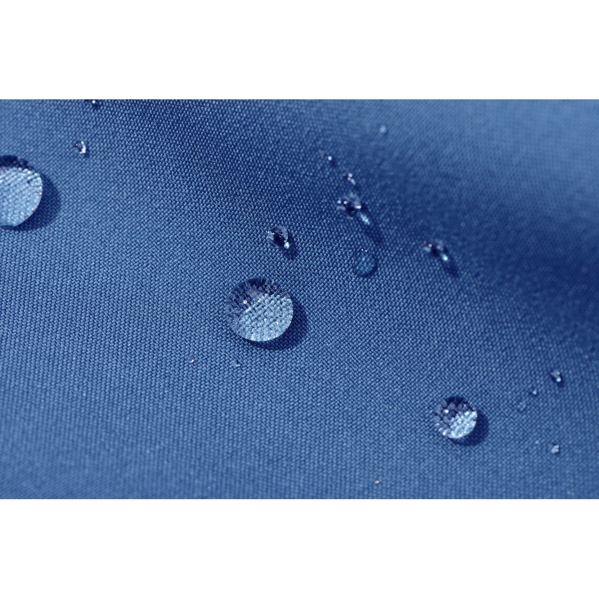 Waterdruppels op waterafstotende blauwe stof.