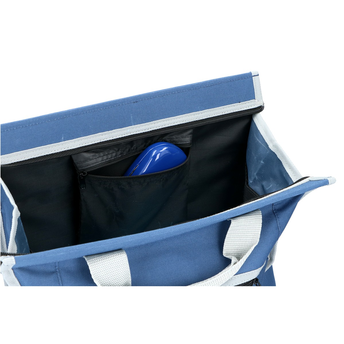 Een open blauwe tas met grijze handvatten onthult een binnenvak met rits en een blauwe brillenkoker.