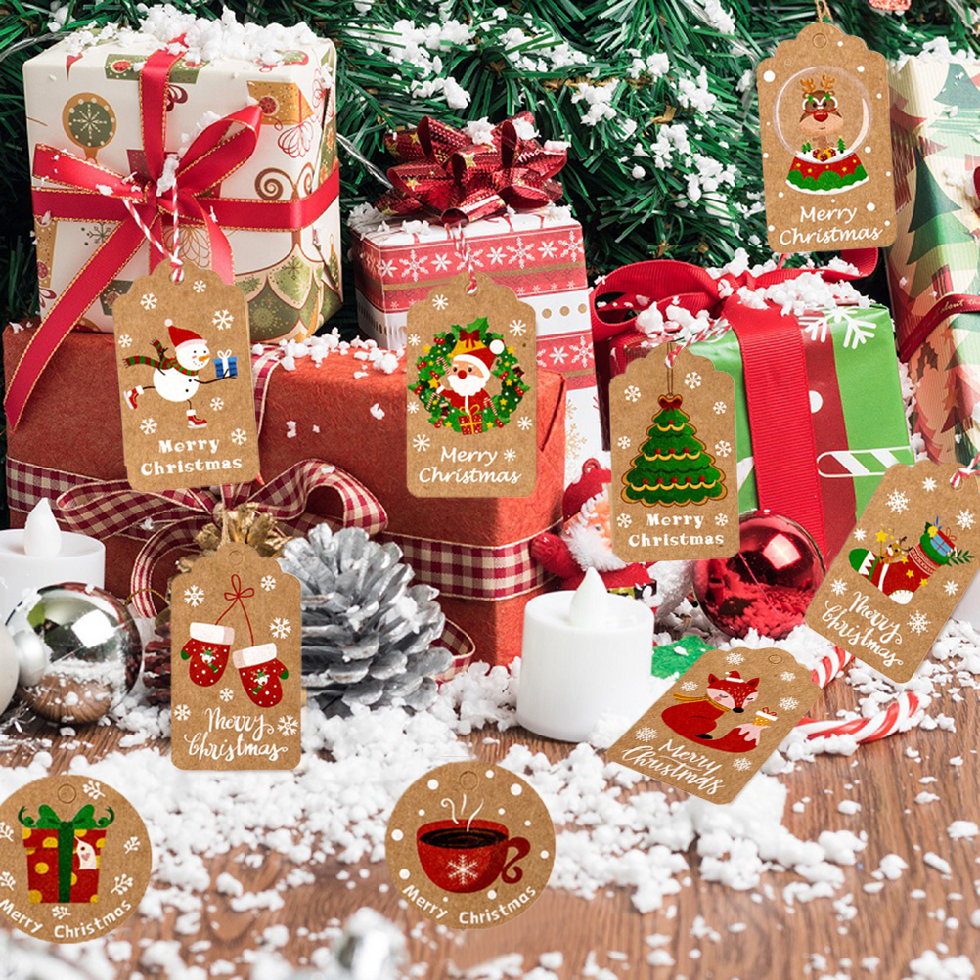 Weihnachtsschmuck mit Geschenken, Tannenzweigen, Anhängern und Schnee auf Holz.