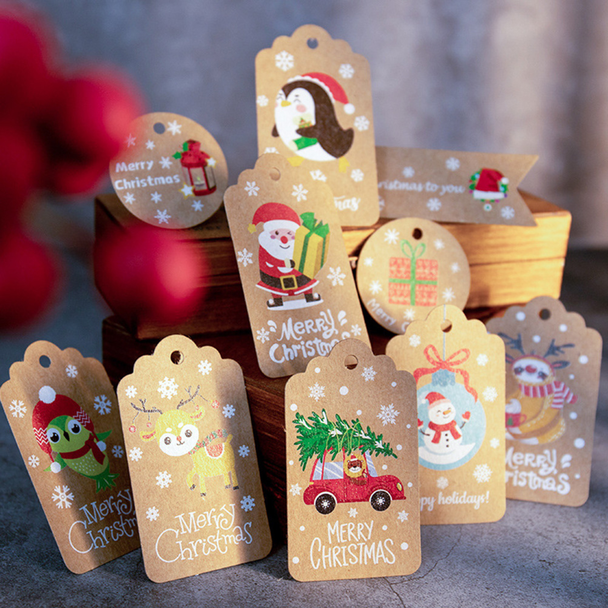 Braune Weihnachtsetiketten mit Motiven wie Rentier, Weihnachtsmann und Auto mit Baum.