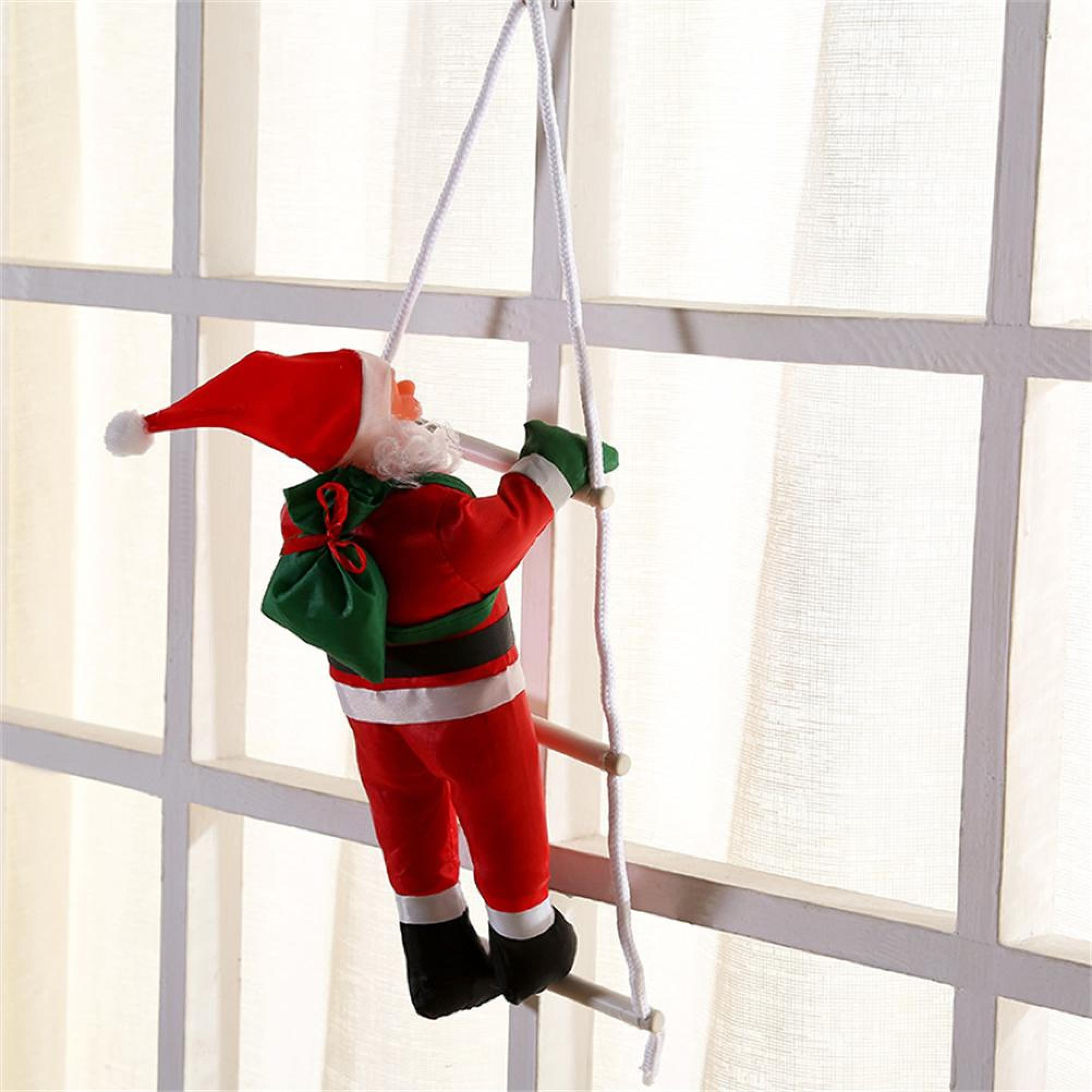 Eine Plüsch-Weihnachtsmannpuppe in Rot und Weiß klettert an einer weißen Seilmitte vor einem weißen Fenster.