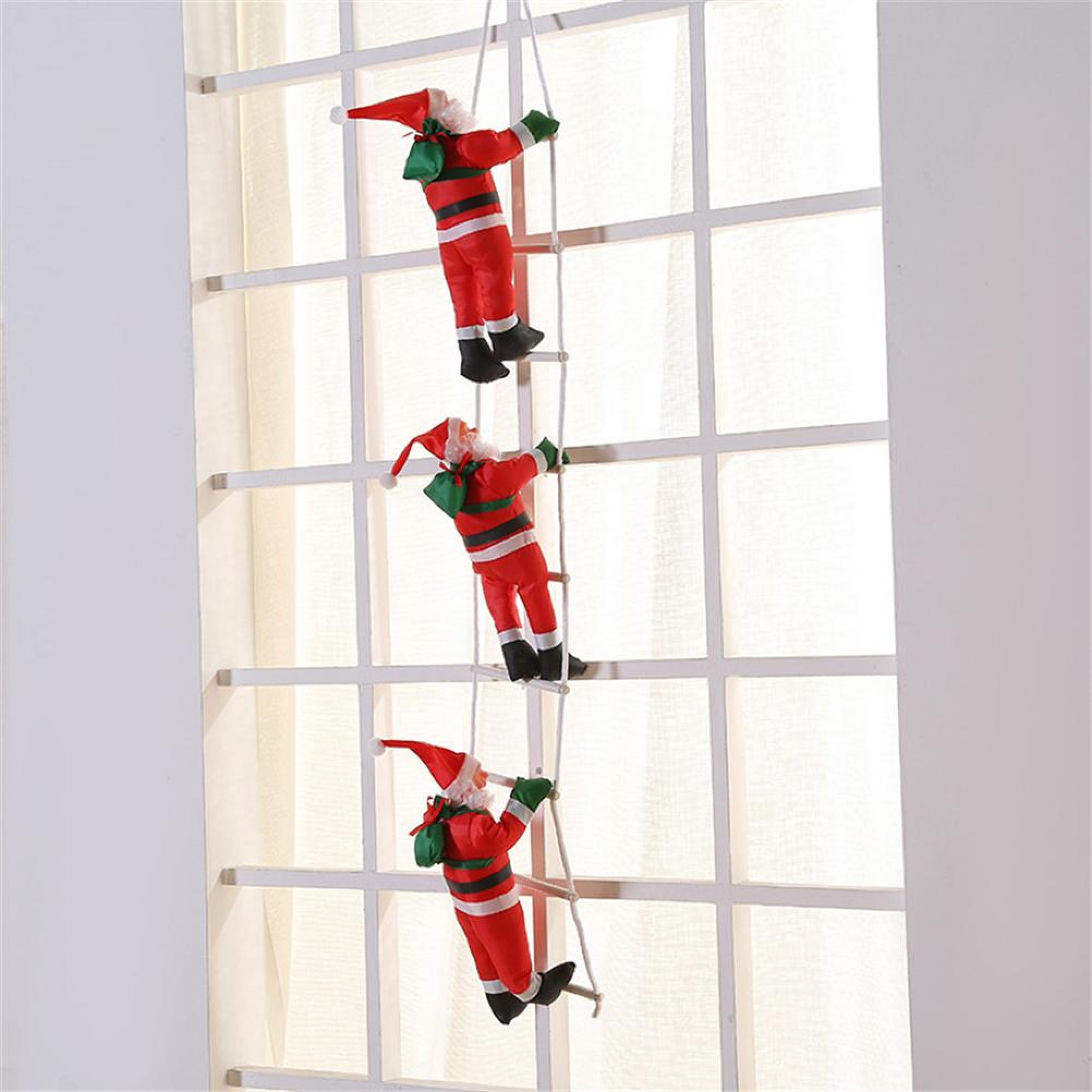 Drei Weihnachtsmänner klettern an einer Strickleiter vor einem weißen Fenster nach oben.