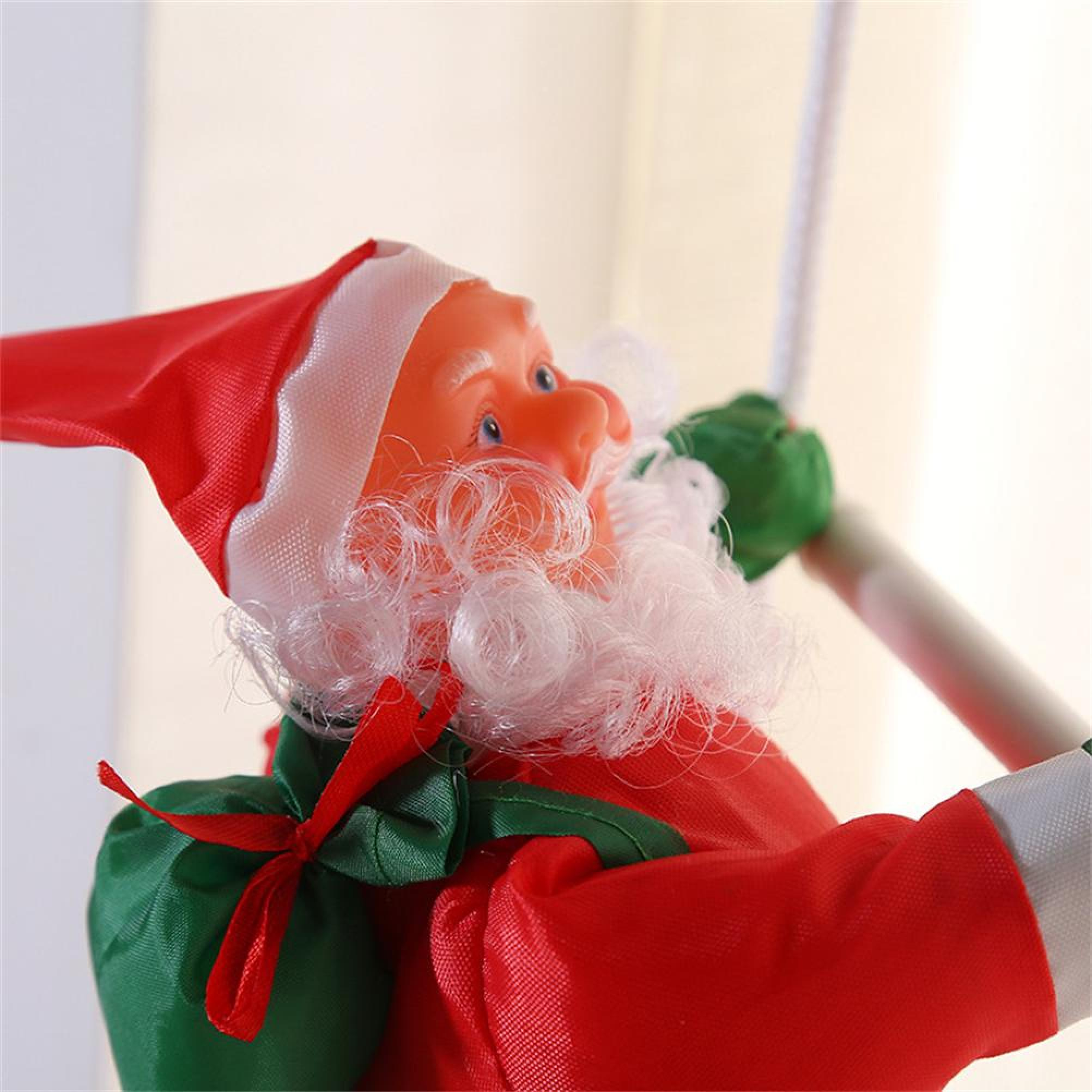 Eine Weihnachtsmann-Figur klettert an einem Seil empor, trägt einen roten Anzug und hat einen großen grünen Geschenksack auf dem Rücken.