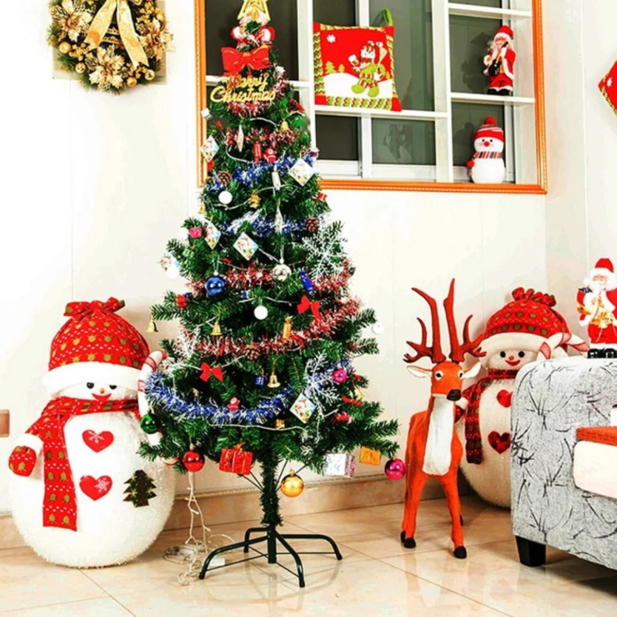 Ein geschmückter Weihnachtsbaum, umgeben von einem großen Schneemann, einem Rentier und Weihnachtsdekorationen im Raum.