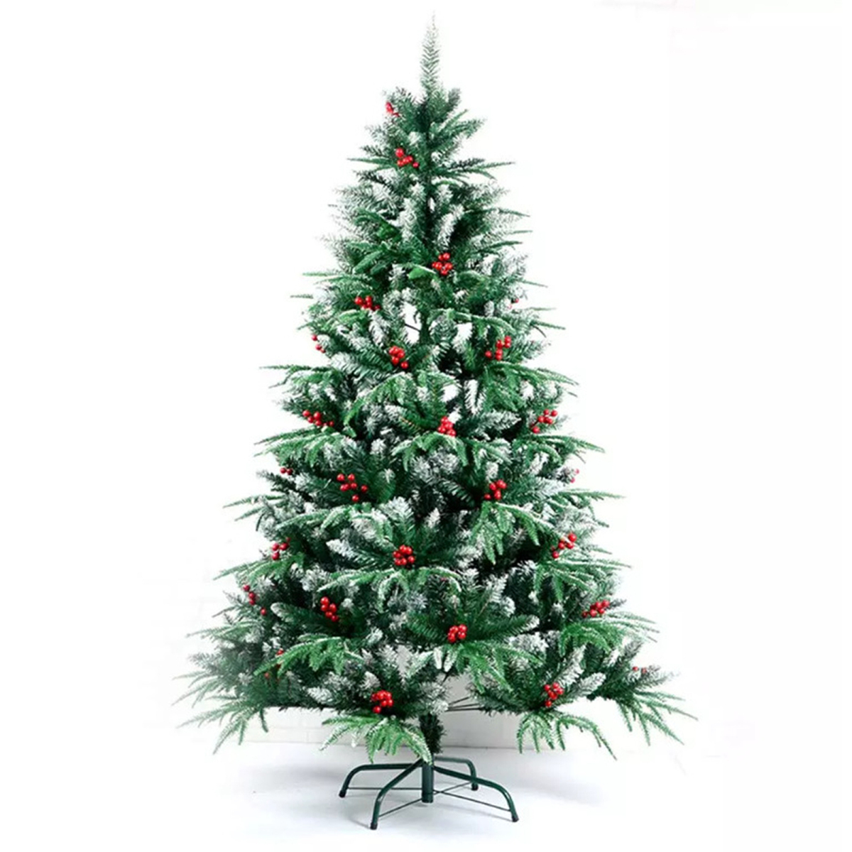 Ein künstlicher Weihnachtsbaum mit Schnee und roten Beeren auf einem grünen Ständer vor weißem Hintergrund.