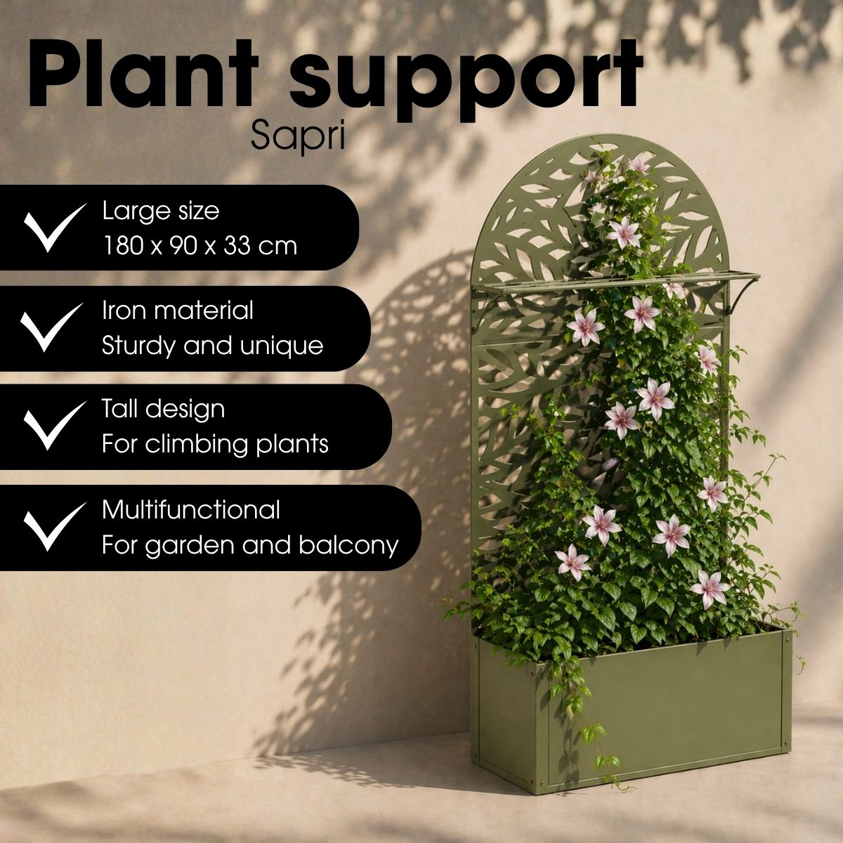 Un support de plante en métal vert avec jardinière, plantes grimpantes et fleurs roses.