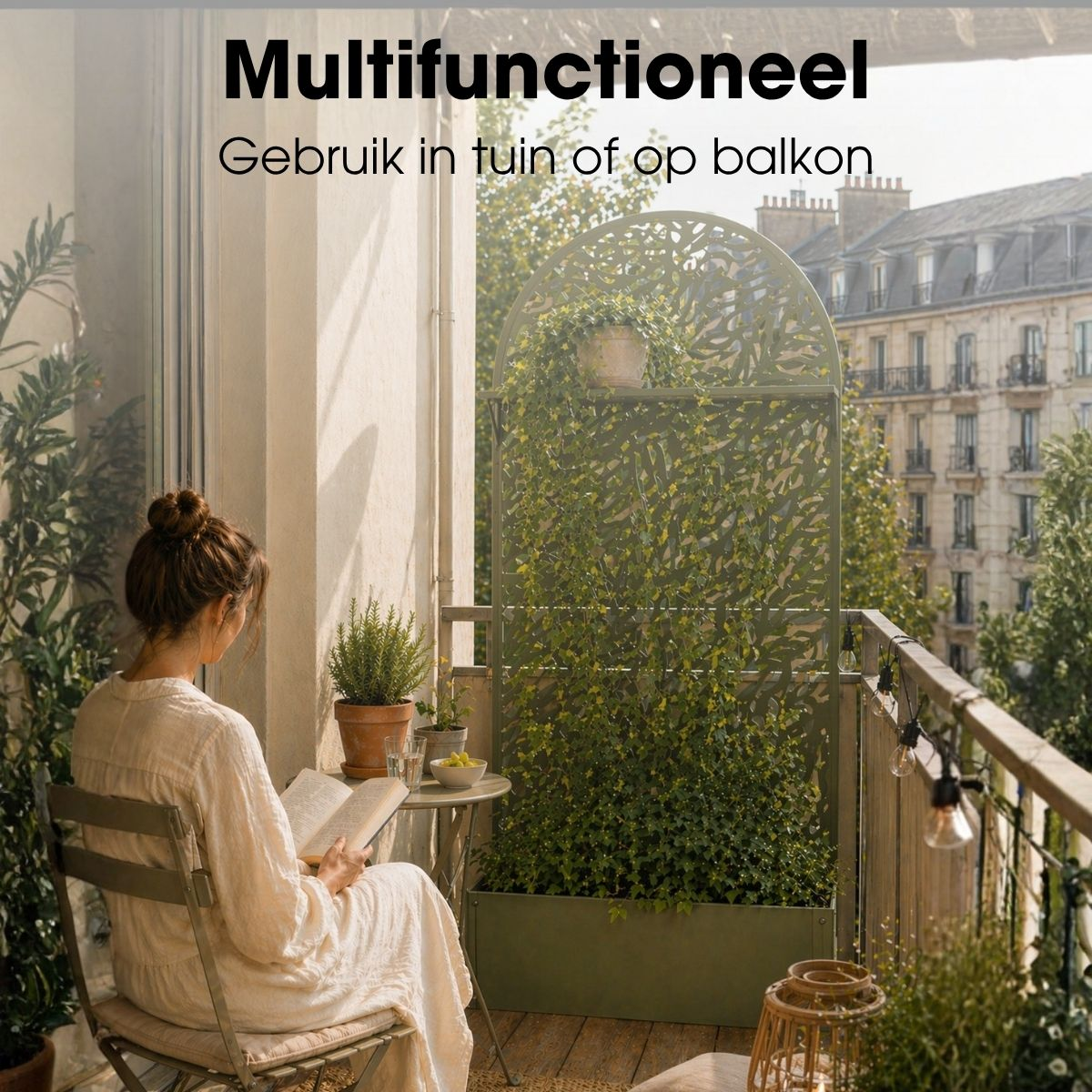 Femme lisant sur un balcon ensoleillé avec treillis et plantes.