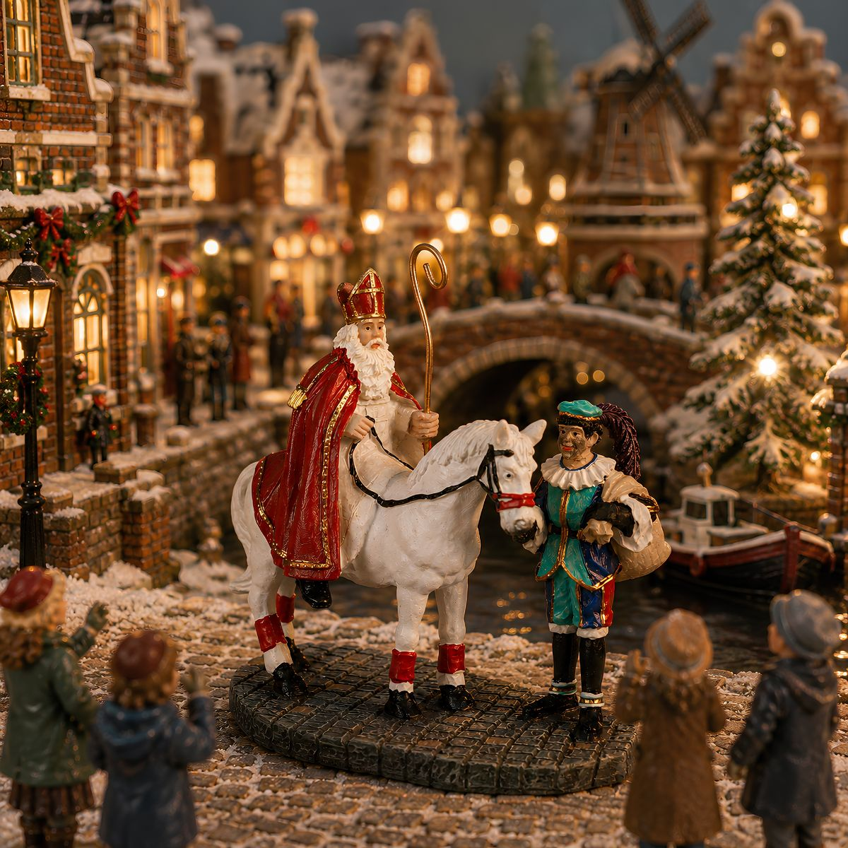 Miniaturszene mit Sinterklaas auf einem weißen Pferd, umgeben von Zuschauern und beleuchteten Häusern.