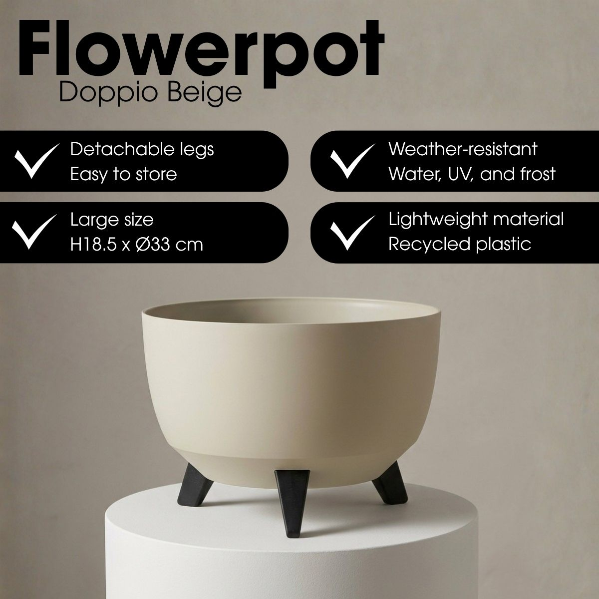 Pot de fleurs beige avec pieds noirs sur piédestal blanc avec texte publicitaire.