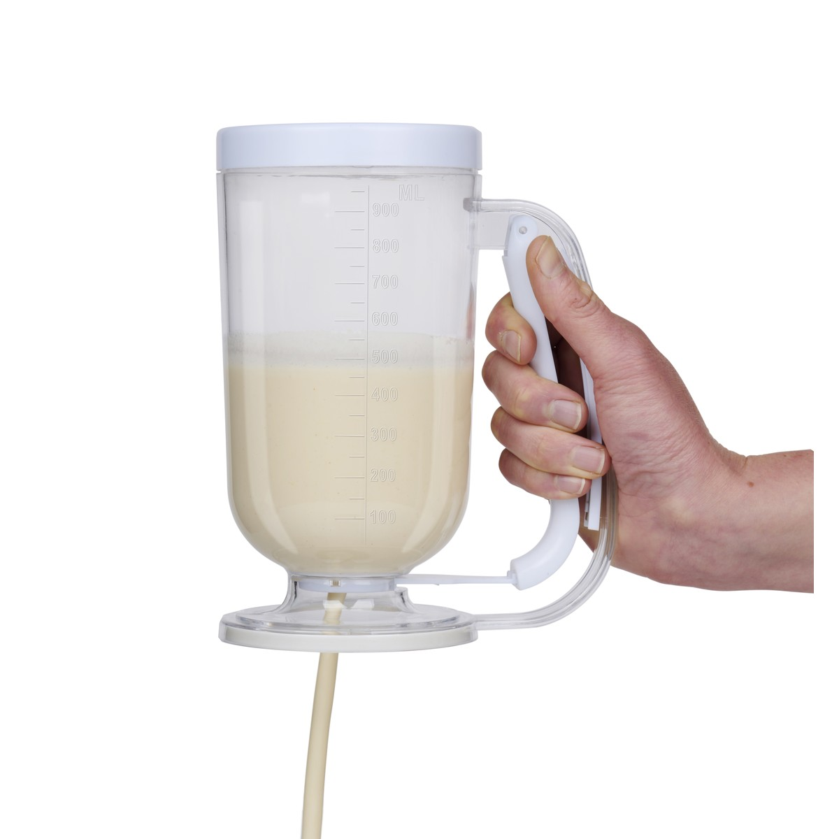 Eine Hand hält einen transparenten Teigspender, gefüllt mit beigem Teig bis etwa 500 ml.