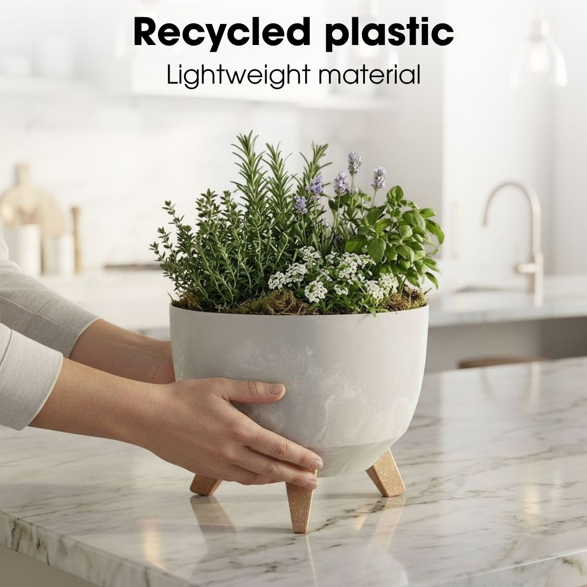 Un pot de fleurs blanc conique en plastique avec trois pieds en bois sur un comptoir en marbre, rempli d'herbes.