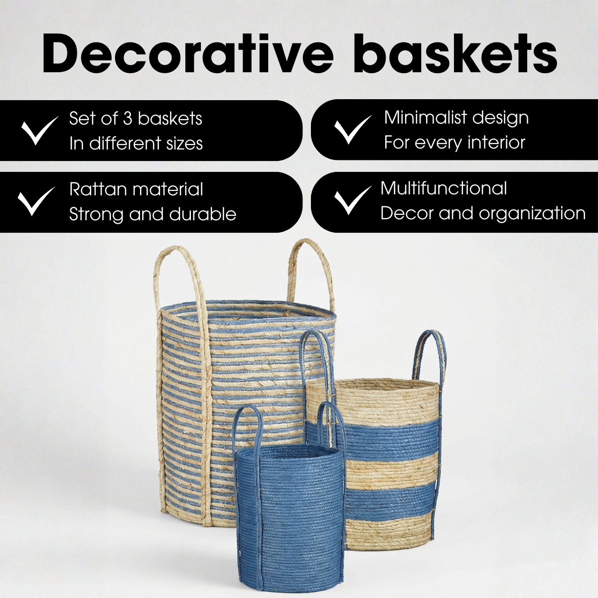 Trois paniers décoratifs en rotin bleu et naturel avec des anses sur fond blanc.