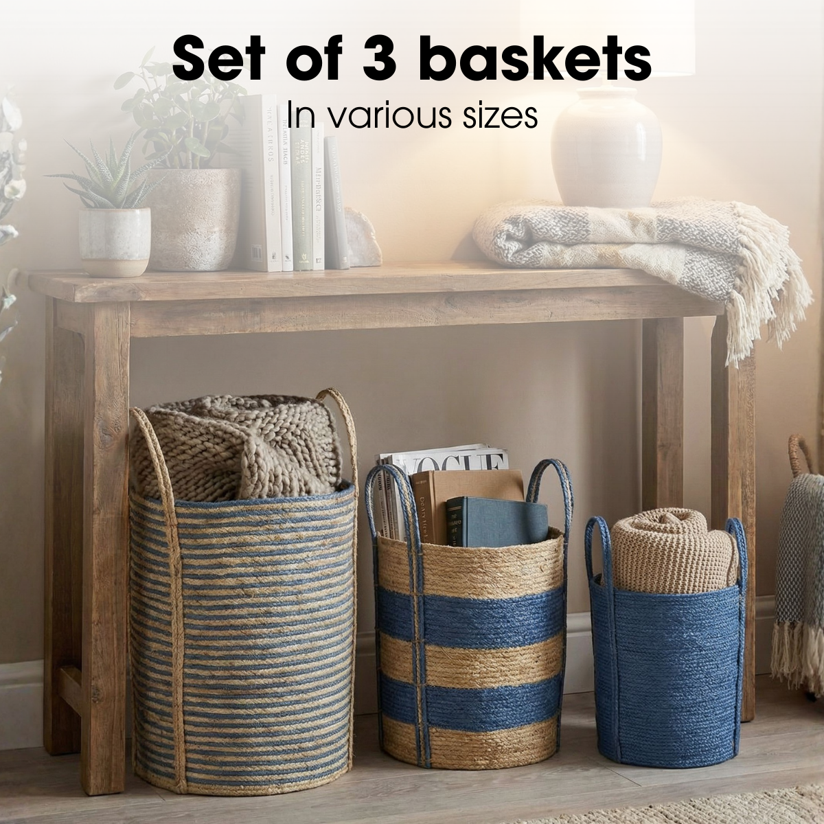Ensemble de trois paniers tressés bleus et naturels devant une console en bois avec de la déco.