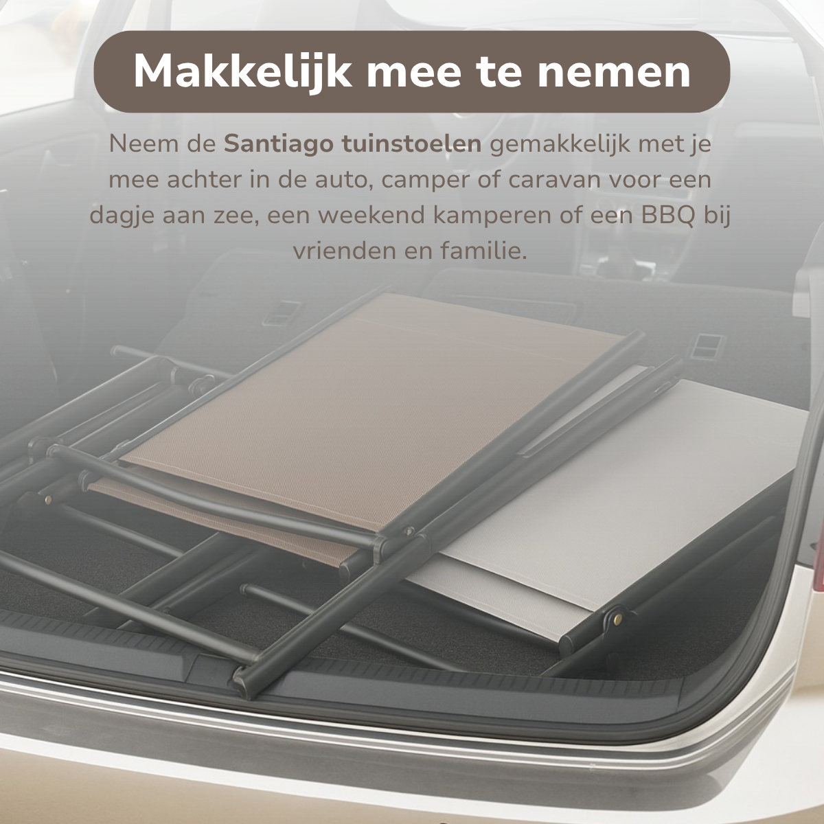 Zwei klappbare Gartenstühle liegen im Kofferraum eines Autos, mit niederländischem Werbetext.
