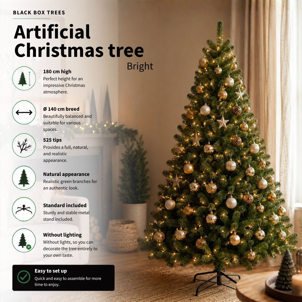 Künstlicher Weihnachtsbaum mit goldenen Kugeln und Lichtern in einem Wohnzimmer.