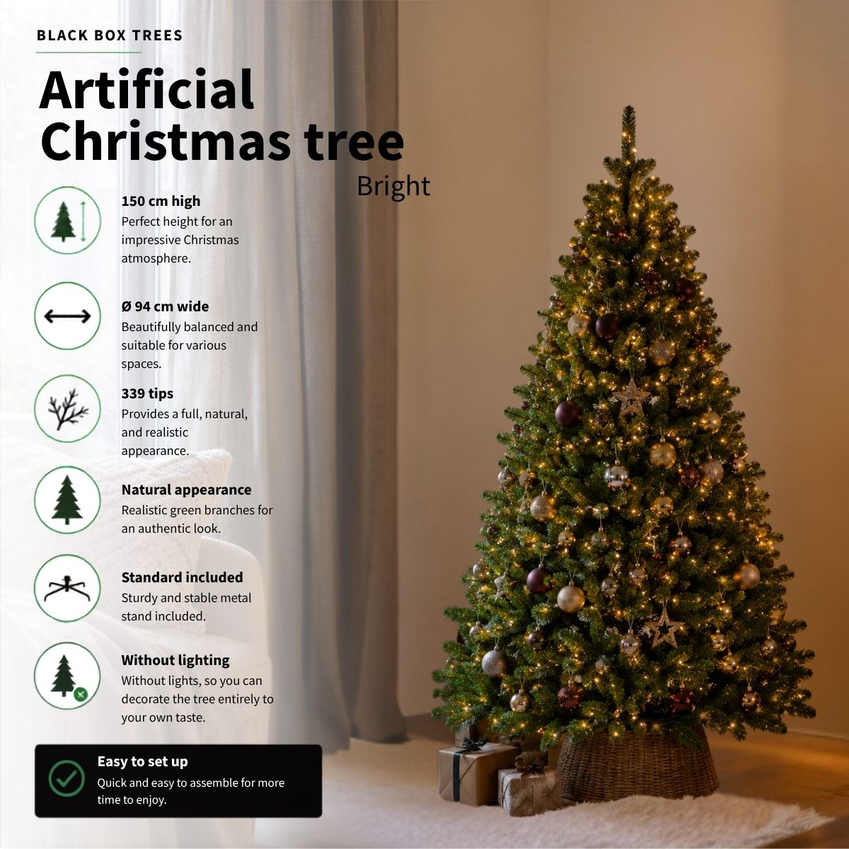 Ein geschmückter künstlicher Weihnachtsbaum in einem hellen Raum mit Produktinformationen links.