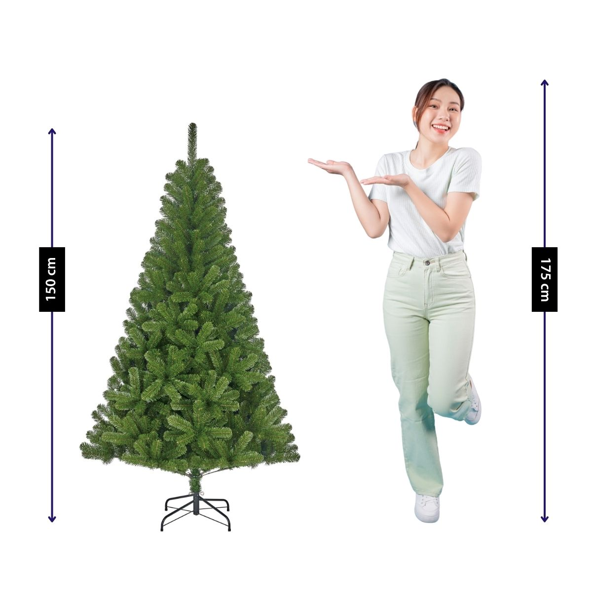 Eine Frau in weißem Shirt steht neben einem grünen Weihnachtsbaum mit Höhenpfeilen.