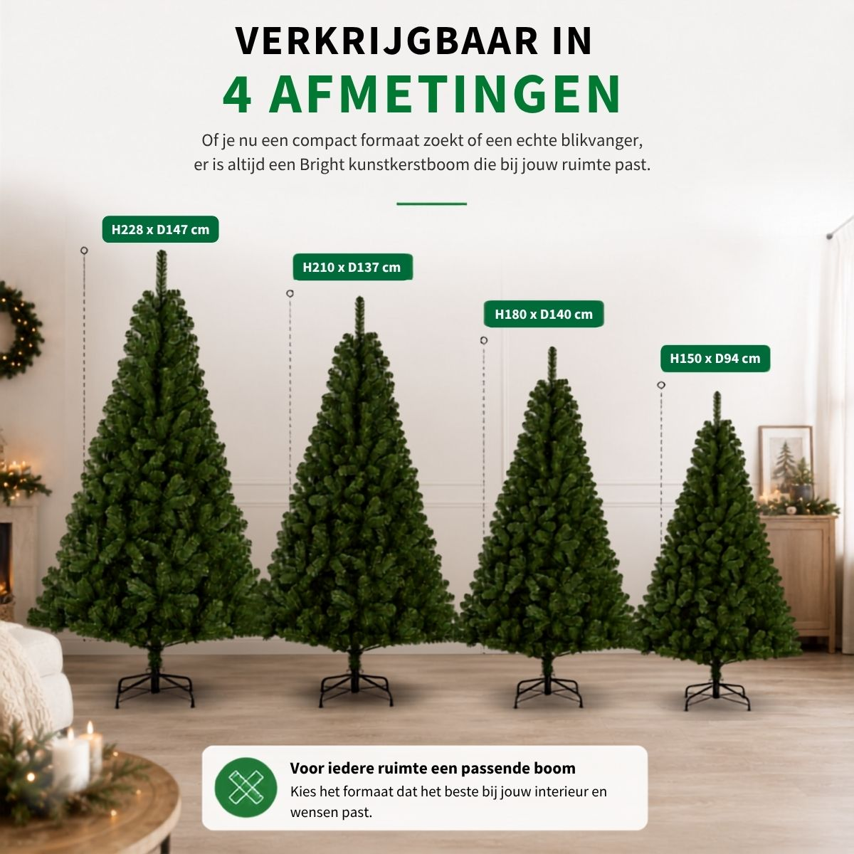 Vier künstliche Weihnachtsbäume verschiedener Höhe in einem Raum, mit Größenangaben darüber.