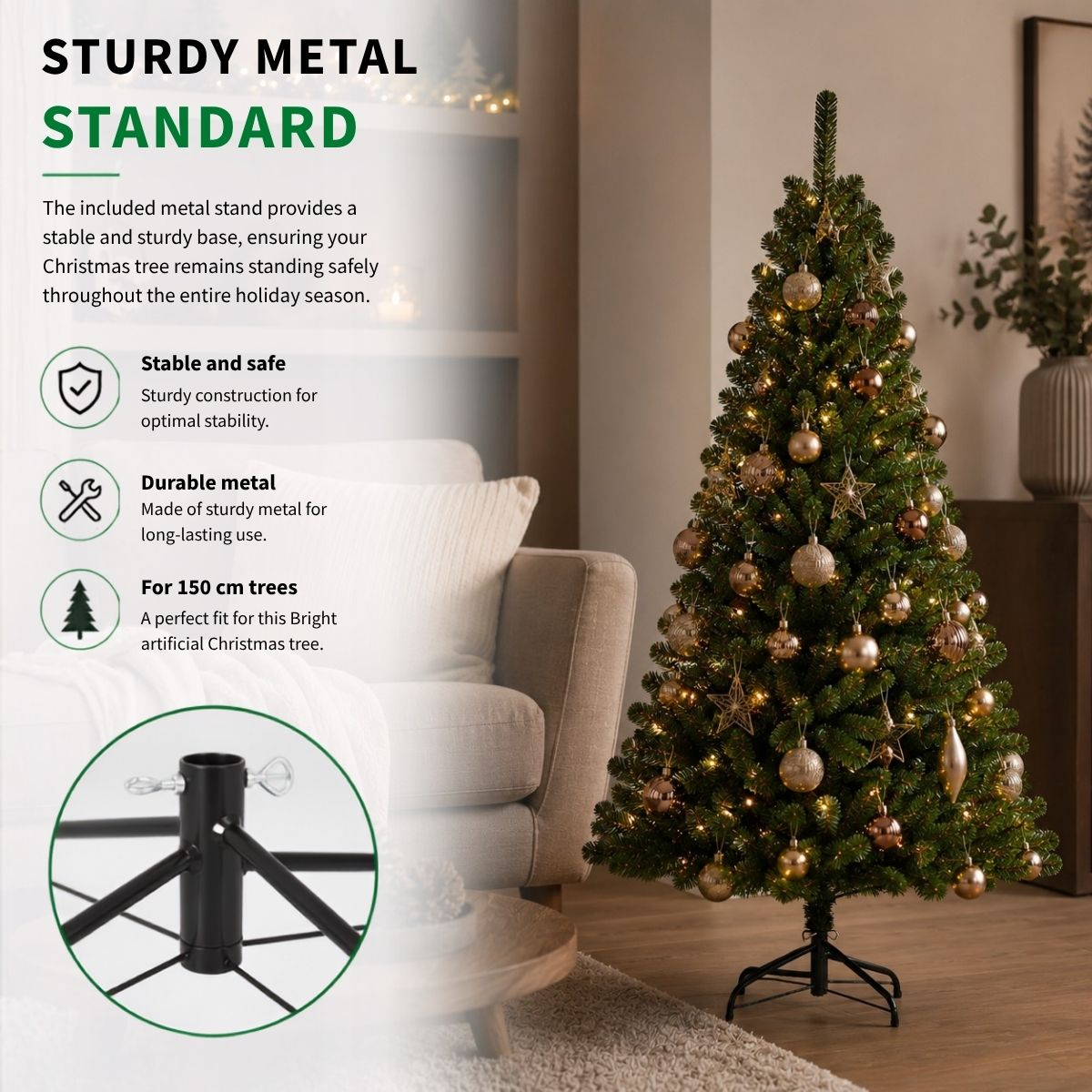Ein künstlicher Weihnachtsbaum mit goldenen Kugeln und Lichtern, mit stabilem Metallständer in einem Wohnzimmer.