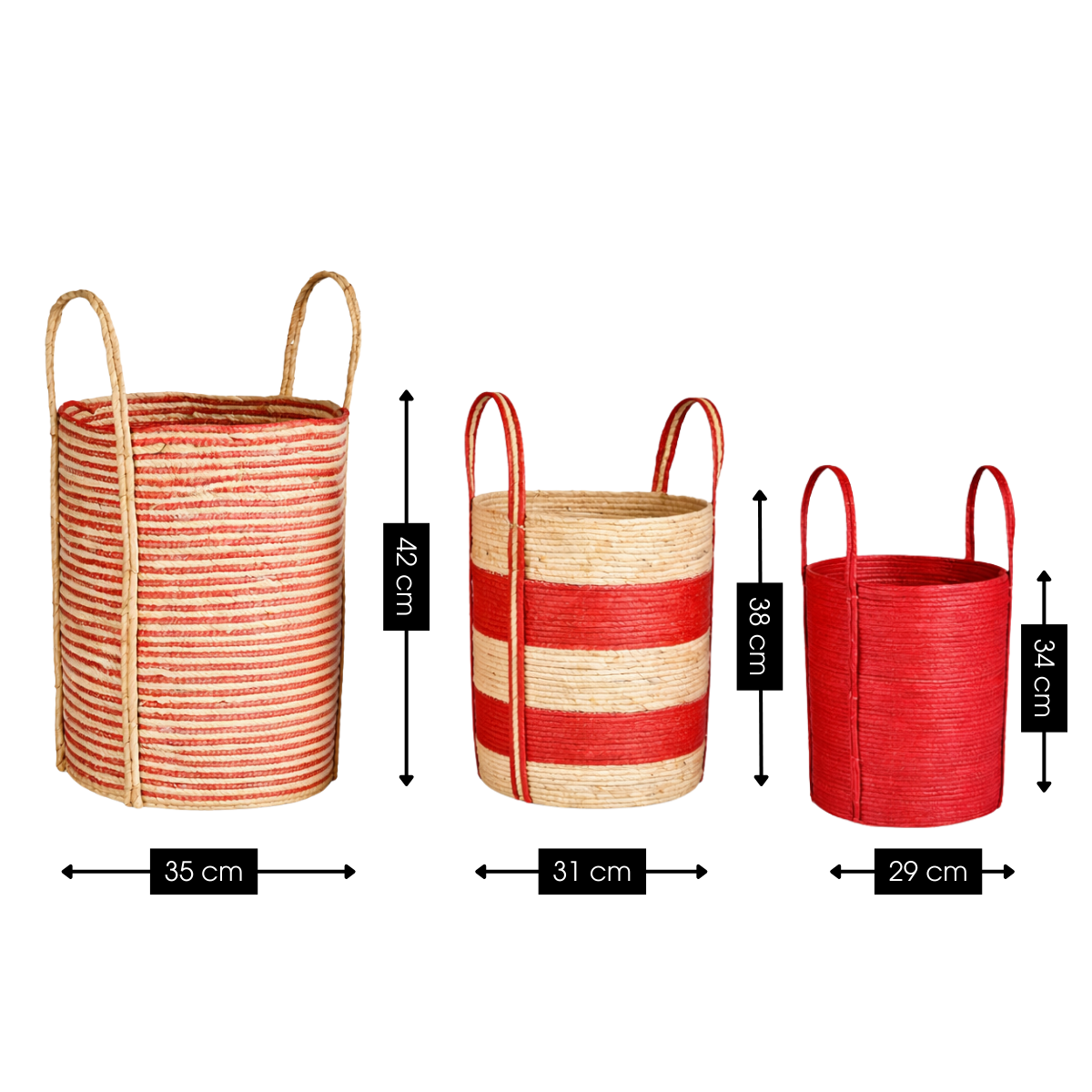 Trois paniers tressés cylindriques rouges et naturels avec deux anses et des dimensions sur fond blanc.