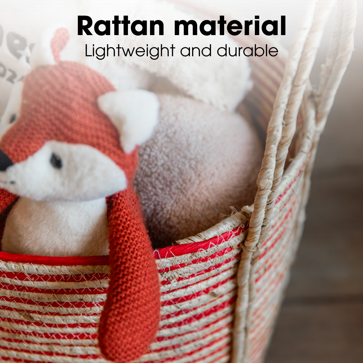 Un panier tressé contenant une peluche de renard rouge et des couvertures douces.