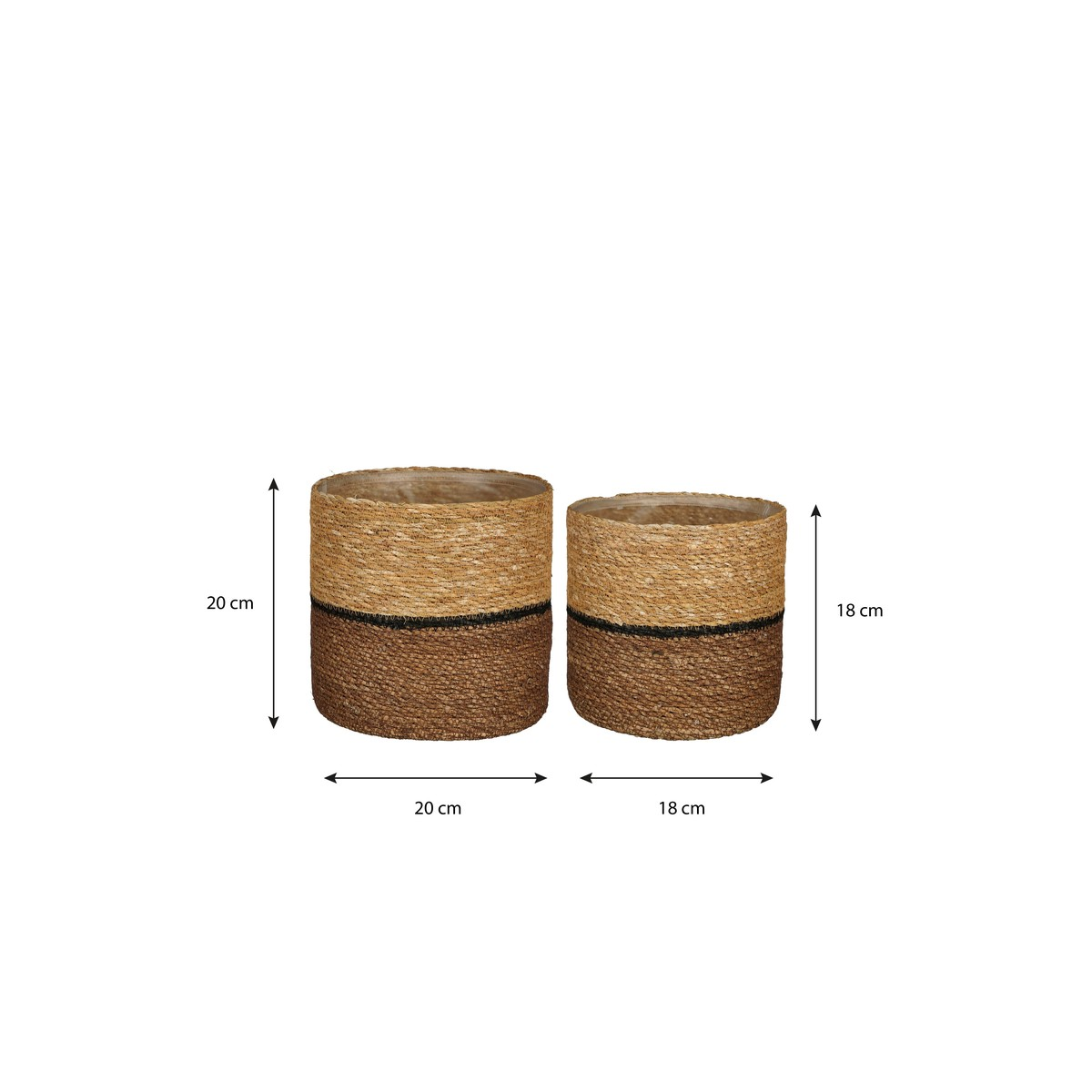 Deux paniers ronds et tressés dans les tons marron et beige, mesurant 20 cm et 18 cm, sur fond blanc.