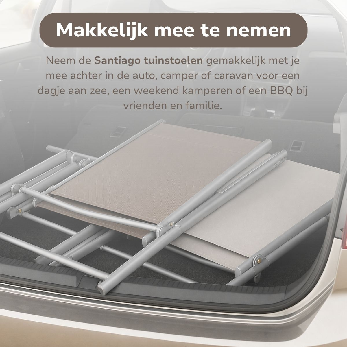 Zwei zusammengeklappte graue Gartenstühle liegen im Kofferraum eines Autos, bereit für den Transport.