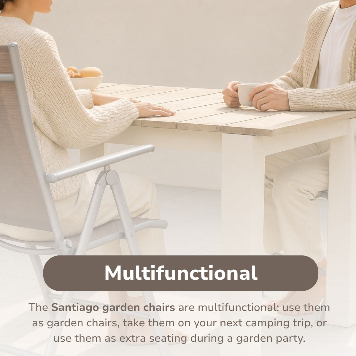 Zwei Personen in cremefarbenen Pullovern sitzen an einem Holztisch, unten steht der Text 'Multifunctional'.