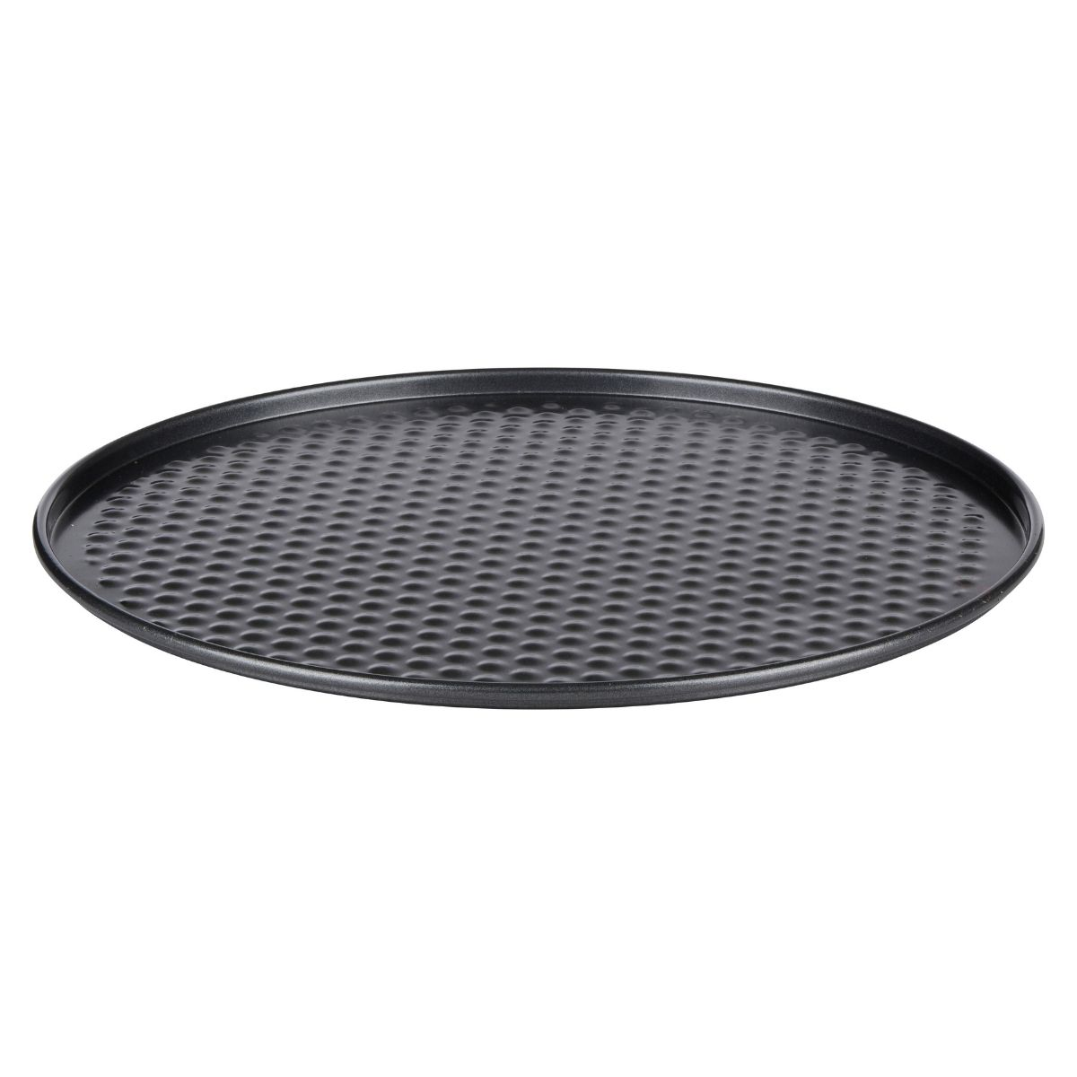 Ein schwarzes rundes Pizzablech mit genoppter Oberfläche auf weißem Hintergrund.