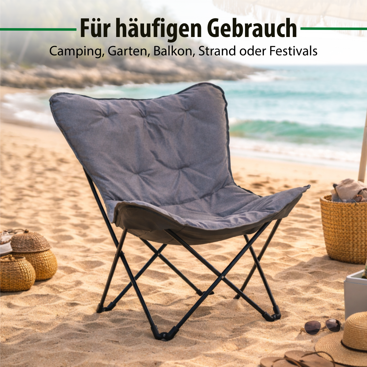 Ein grauer Faltstuhl steht am Sandstrand mit Meerblick und Text im oberen Bereich.
