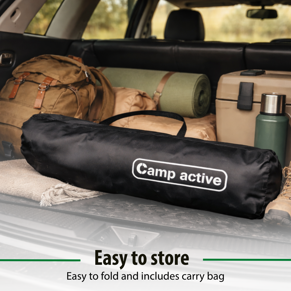 Campingausrüstung und eine schwarze Camp Active Tragetasche im Kofferraum eines Autos.