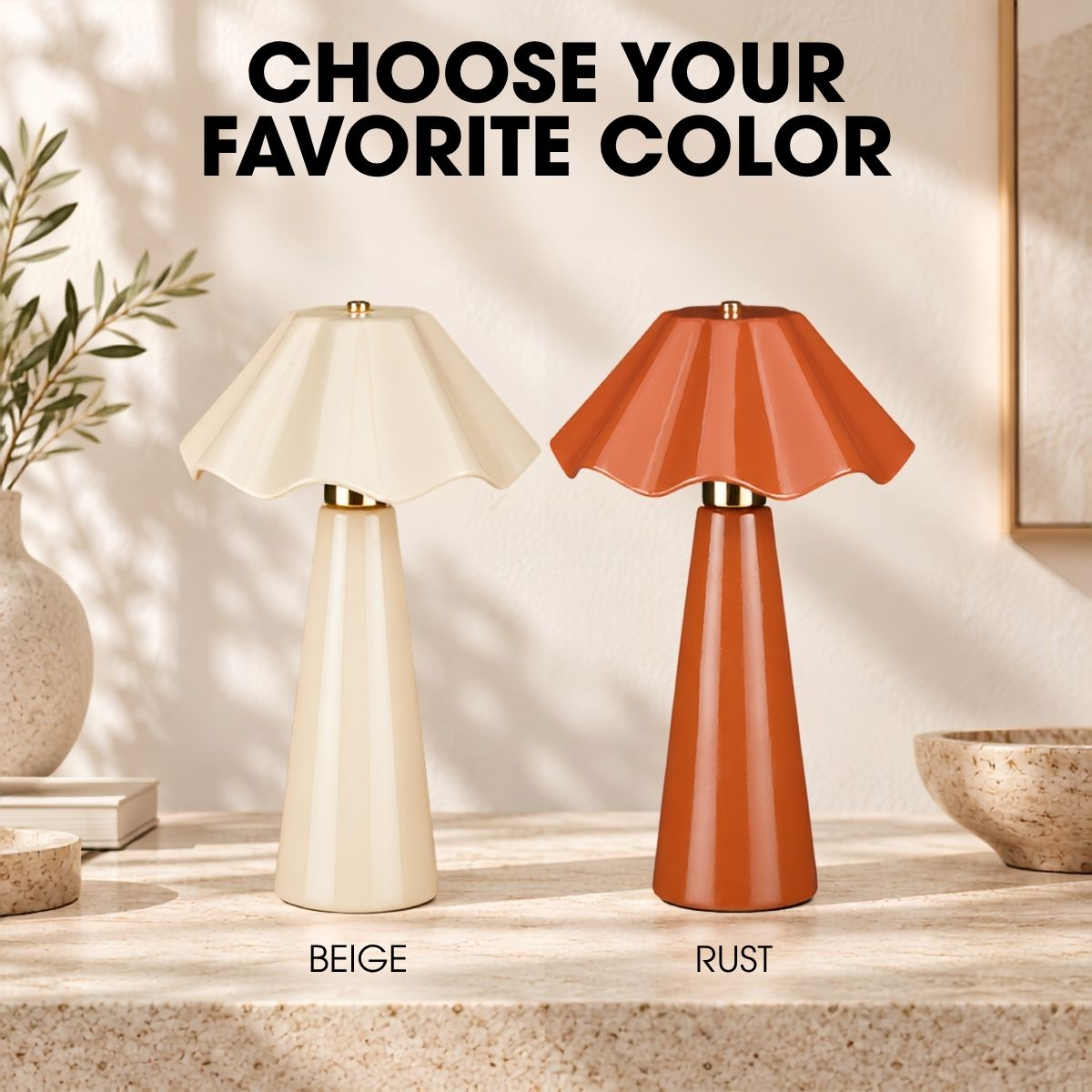 Zwei moderne Rillenlampen in Beige und Rost stehen auf einem Tisch.