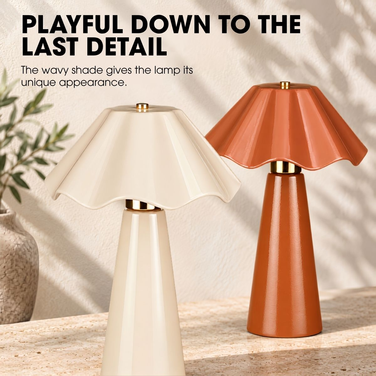 Zwei kleine Tischlampen mit gewellten Schirmen, eine in Beige und eine in Rostbraun, stehen auf einer Holzoberfläche.