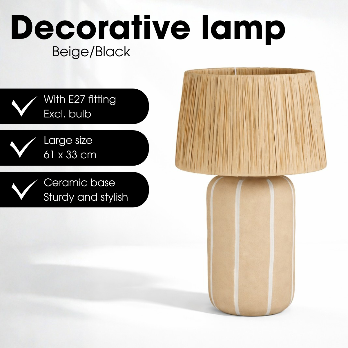 Eine beige-schwarze Tischlampe mit Rattanschirm auf weißem Grund.