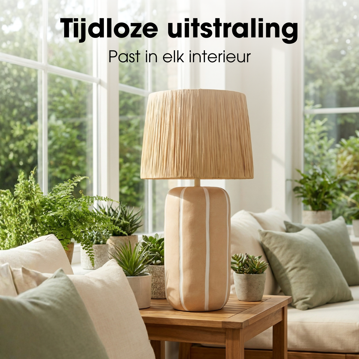 Eine beige gestreifte Tischlampe auf einem Holztisch vor einem Fenster mit Zimmerpflanzen und einem Sofa.