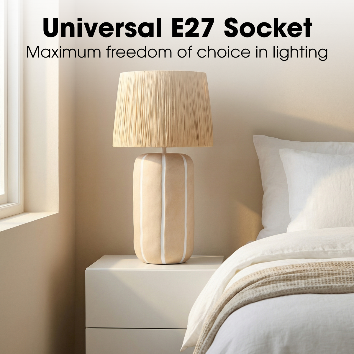 Eine beige gestreifte Tischlampe mit Rattanschirm steht auf einem Nachttisch neben einem Bett.