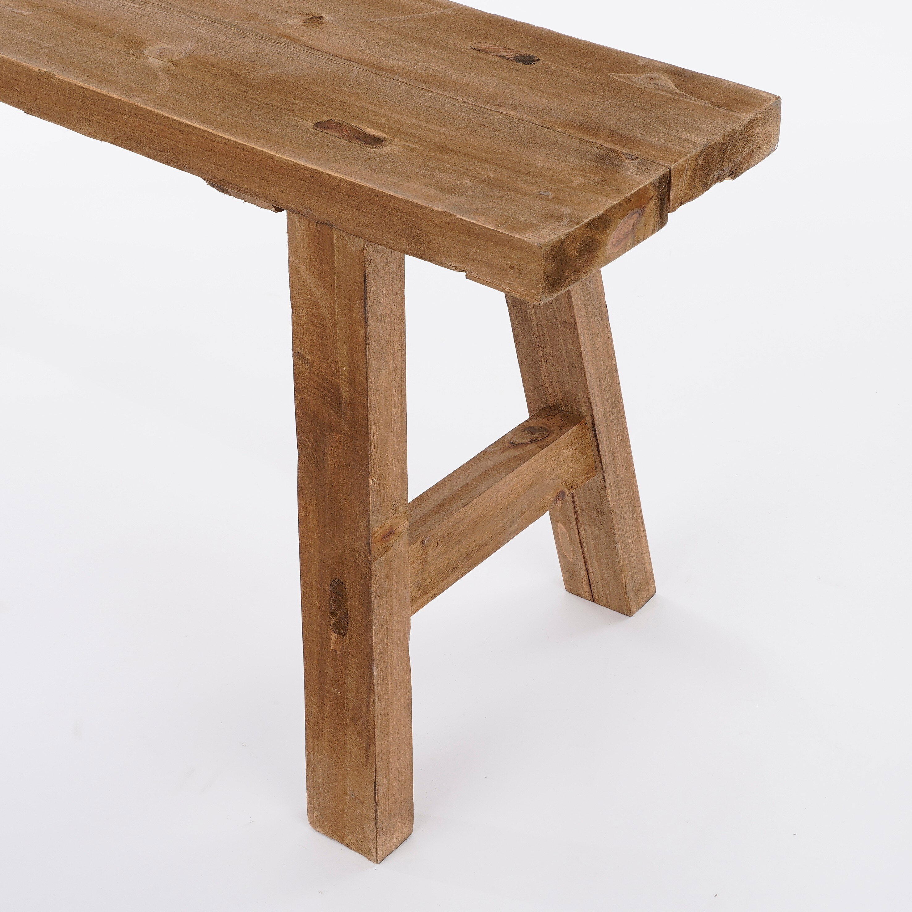 Eine rustikale braune Holzbank auf einem neutralen weißen Hintergrund.