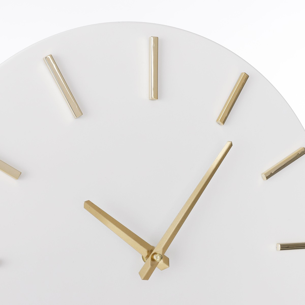 Eine weiße Uhr mit goldenen Zeigern und goldenen Balken als Stundenmarkierungen vor einem weißen Hintergrund.