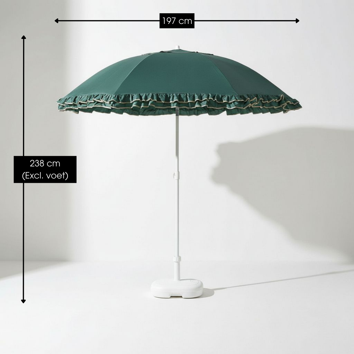 Dunkelgrüner Sonnenschirm mit Rüschen und Maßen von 197 cm Breite und 238 cm Höhe.