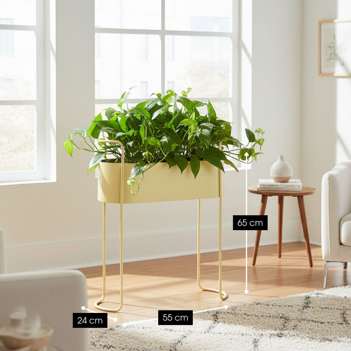 Porte-plante beige avec feuillage vert, 55 cm de large, 24 cm de profondeur, 65 cm de haut.