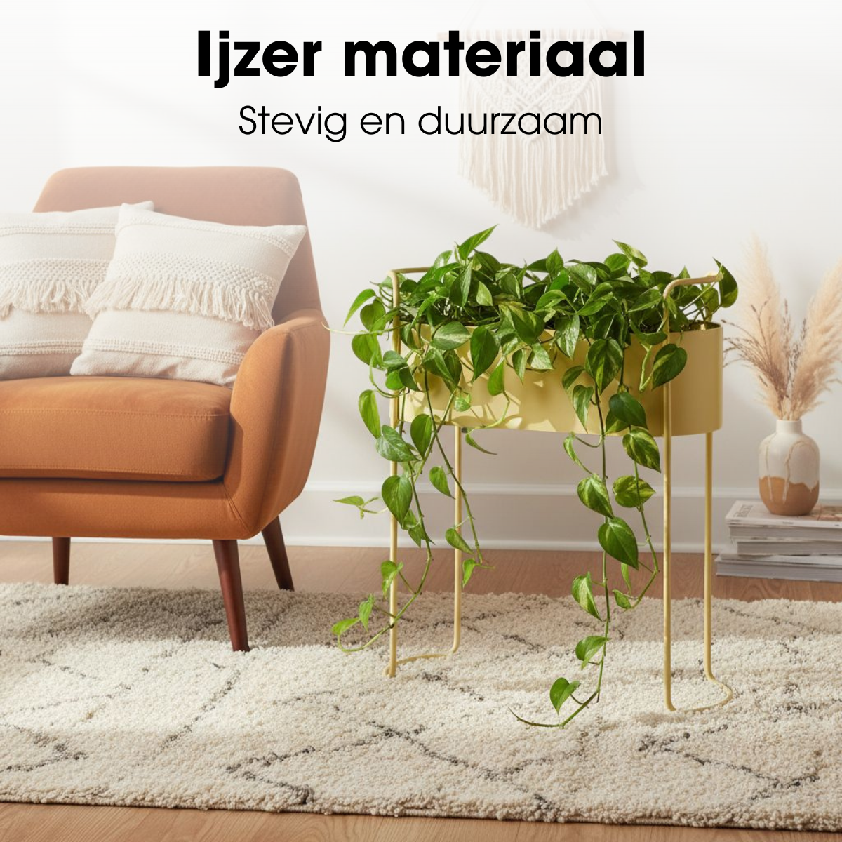 Un porte-plante en métal jaune avec du lierre vert repose sur un tapis clair à côté d'un fauteuil marron.